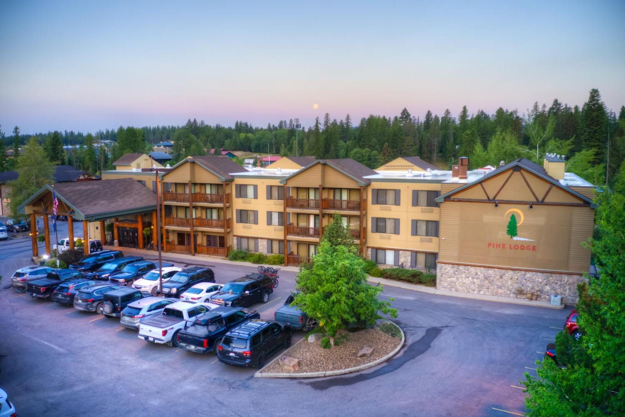 The Pine Lodge On Whitefish River Exterior photo